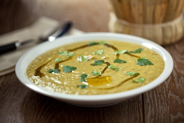 Foto condire la zuppa con asparagi e verdure