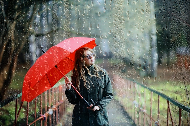 Foto ritratto autunnale stagionale, ragazza triste con ombrello, immunità ai virus stagionali di novembre durante una passeggiata