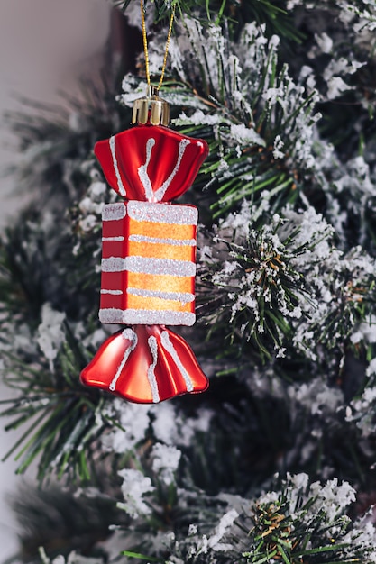 사진 나무에 빨간 크리스마스 장난감이 있는 계절 배경. 겨울 개념입니다. 선택적 초점입니다.