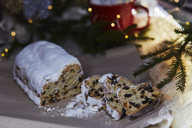 Foto stollen natalizio festivo stagionale christstollen è un pane di lievito accogliente estetica natalizia cena tradizionale natalizia con sfondo bokeh sfondo festivo