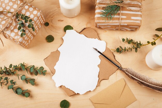 Foto lettera stagionale con una penna d'oca piuma d'annata su legno