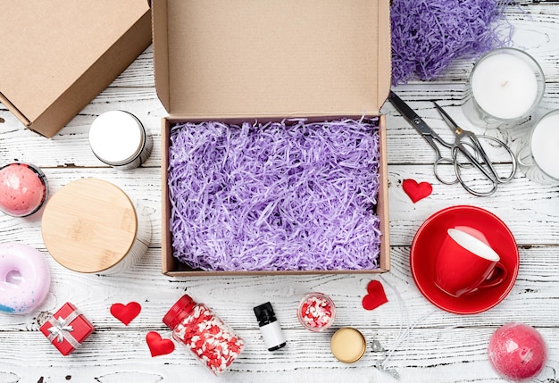 Сезонная открытая подарочная коробка на день святого валентина со свечой, красной чашкой и сладостями в форме сердца