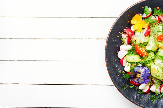 Insalata di verdure di stagione, copia spazio