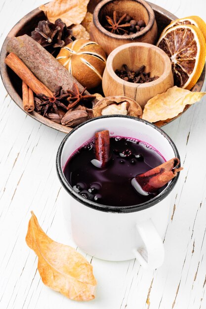 계절 온난화 음료 mulled 와인