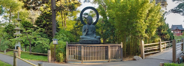 写真 日本庭園パノラマのブロンズ坐像