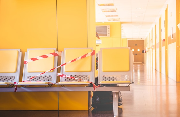 Foto posti a sedere in una sala d'attesa di un ospedale pubblico con indicazioni per mantenere le distanze sociali e prevenire l'infezione da coronavirus.