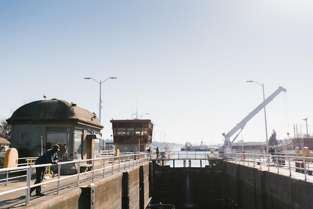 Seattle Ballard USA maart 2022 Uitzicht op de Hiram Chittenden Locks of Ballard Mist een complex van uitzichten aan de westkant van Salmon Bay Washington's Lake Washington Ship Canal