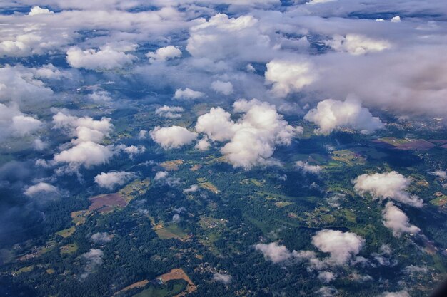 Foto vista aerea di seattle, oregon, dalla copertura nuvolosa dell'aereo, dal mare, dall'oceano e dalla città