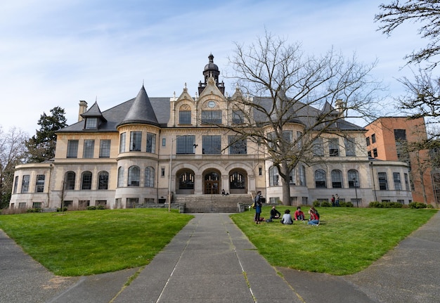 Seattle Washington USA 2 april 2021 paleis genaamd Danny hall met klok op de universiteit