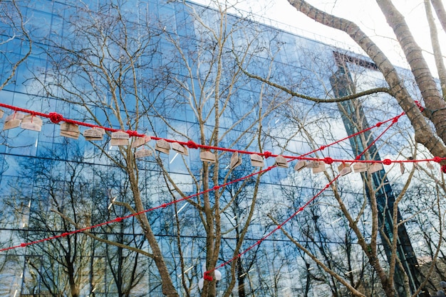 Seattle, washington, stati uniti. corda rossa con cartelli in legno su pioneer square