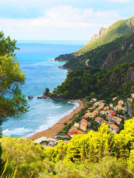 Foto vista sul mare spiaggia di pelekas isola di corfù