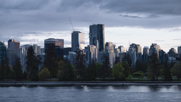 Photo seawall around stanley park with highrise buildings in background