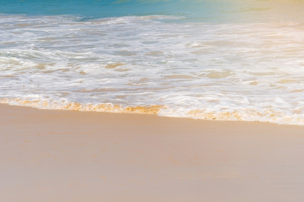 Foto onda di acqua di mare sulla sabbia