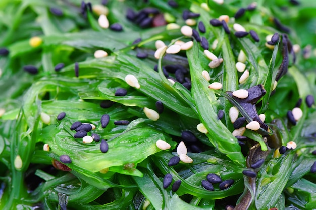 Insalata di chuka giapponese di alghe guarnita con semi di sesamo