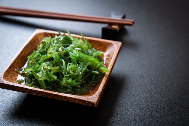 Photo seaweed salad in japanese style