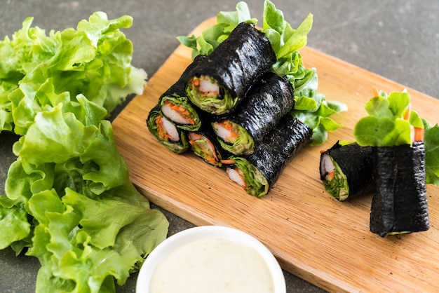 Rotolo di insalata di alghe con bastoncino di granchio