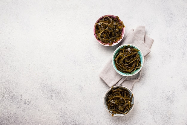 Foto insalata di alghe con semi di sesamo