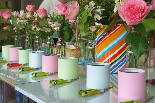 Коробки для секаторов и цветы в вазах готовятся для мастер-класса по сборке букетов