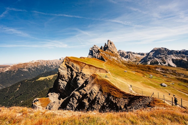 Seceda 고산 붉은 가을 자연의 장엄한 풍경 Seceda 백운석의 멋진 하이킹 자연 풍경 Dolomites의 목조 샬레 Odle 산맥 Val Gardena 장엄한 Furchetta 피크