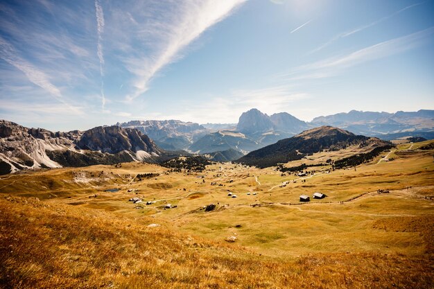 Seceda Majestueus landschap van alpine rode herfstnatuur Seceda Prachtig wandelnatuurlandschap in de Dolomieten Houten chalets in de Dolomieten Odle-bergketen Val Gardena Majestueuze Furchetta-piek