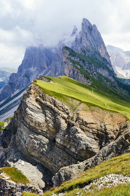 Seceda top van de berg in wolken