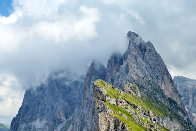 Seceda top van de berg in wolken