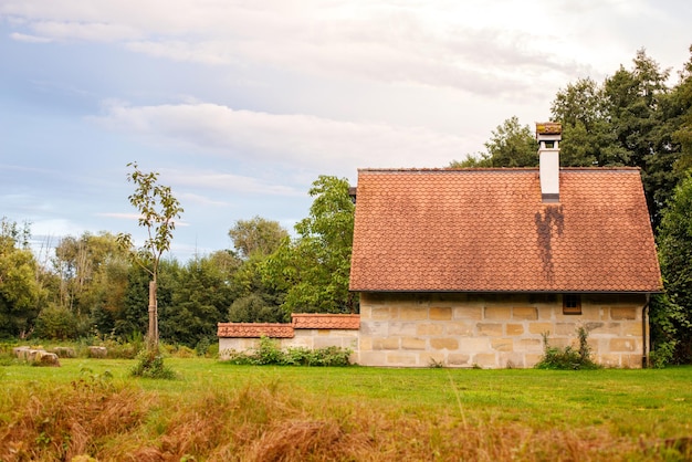 Foto una casa di pietra isolata nel prato