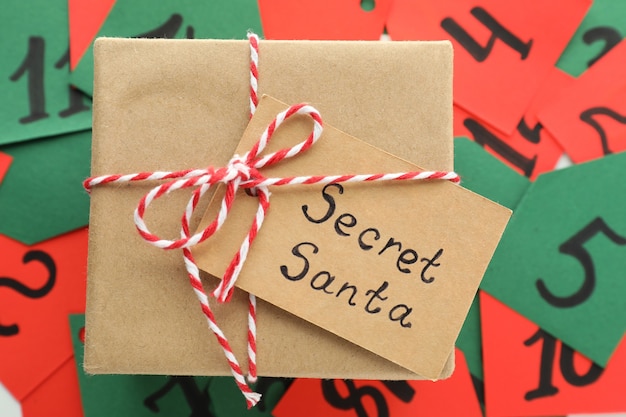 Secret Santa geschenkdoos, bovenaanzicht en close-up.