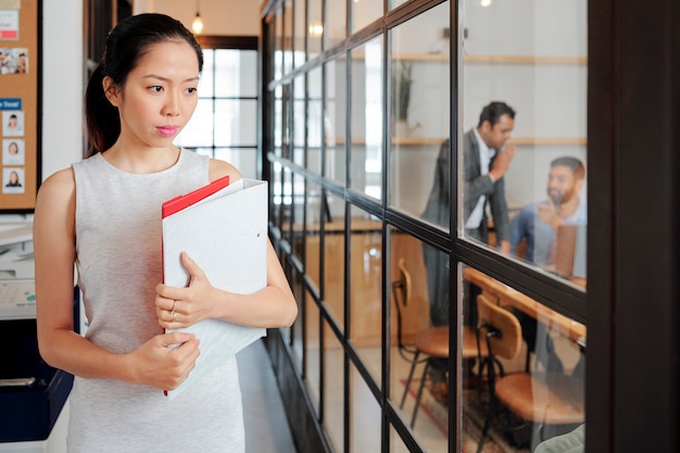 Secretaris met mappen lopen door het kantoor