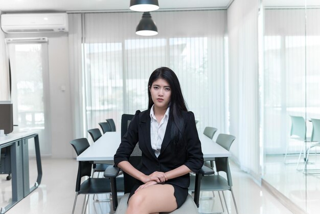 Секретарши красивые девушки сидят на стуле в офисе компании
