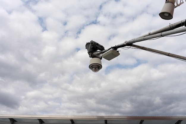 Оборудование камер видеонаблюдения и концепция дорожного движения Оборудование камер видеонаблюдения на столбе