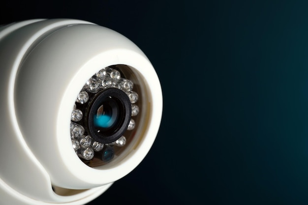 青色の背景のクローズ アップのセキュリティ CCTV カメラ