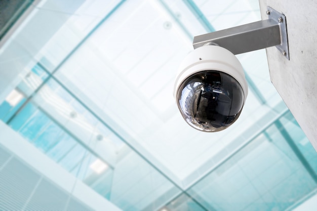 Telecamera di sicurezza cctv nell'edificio per uffici