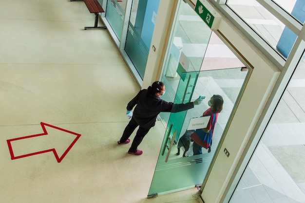 Foto controllo della temperatura di sicurezza da parte della costruzione della porta d'ingresso del termometro.