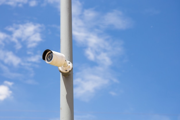 푸른 하늘 배경으로 안전을위한 보안 주야간 IP 카메라.