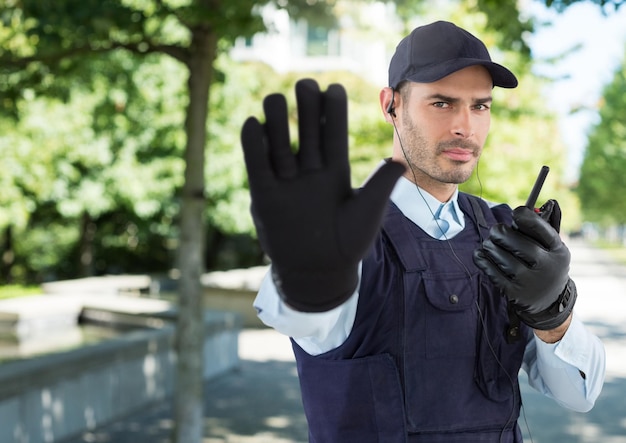 写真 木々と通りの外の警備員