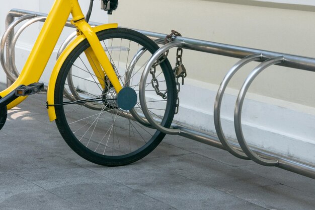 セキュリティと安全性のコンセプト 自転車の車輪の鍵ロックを屋外に駐車