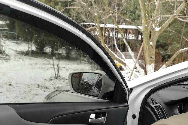 Automobile dell'automobile della berlina sull'inverno coperto in strato di neve icesnow sul windscreenvehicle nella stagione fredda