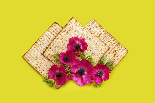 Seder Pesach viering concept joodse Pesach vakantie Matzah en bloemen bovenaanzicht