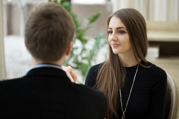 彼女の恋人を見ている美しい女性を誘惑します。ロマンチックな話をする