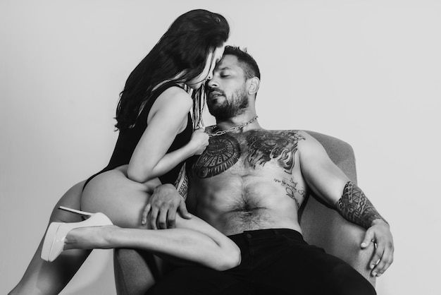 Foto amanti della seduzione bella giovane coppia che abbraccia sensuale in studio sesso selvaggio gioco d'amore