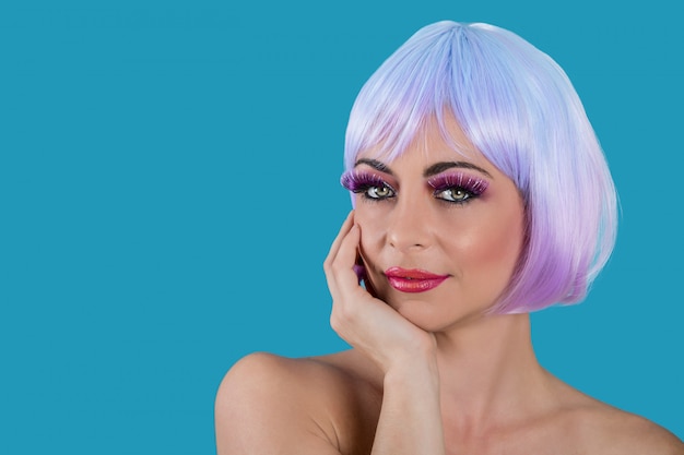 Соблазнительная модная женщина с фиолетовыми волосами