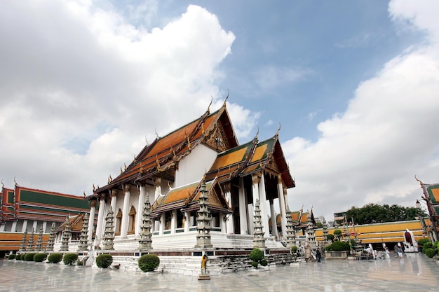 タイの美しい寺院を見る