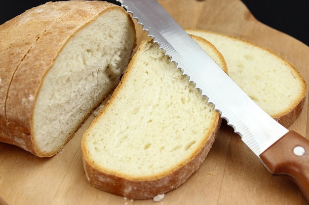 Pane ai semi pane fatto in casa tagliare il pane fresco con un coltello