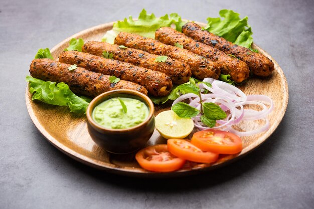 Seekh kabab gemaakt met gehakt kip of schapenvlees keema, geserveerd met groene chutney en salade