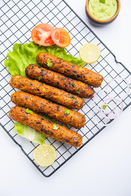 Seekh Kabab gemaakt met gehakt kip of schapenvlees keema, geserveerd met groene chutney en salade