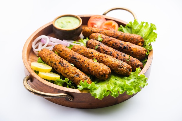 Seekh Kabab gemaakt met gehakt kip of schapenvlees keema, geserveerd met groene chutney en salade