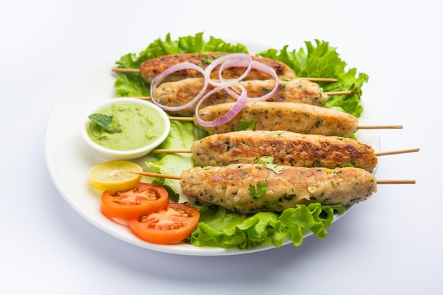 Seekh Kabab gemaakt met gehakt kip of schapenvlees keema, geserveerd met groene chutney en salade