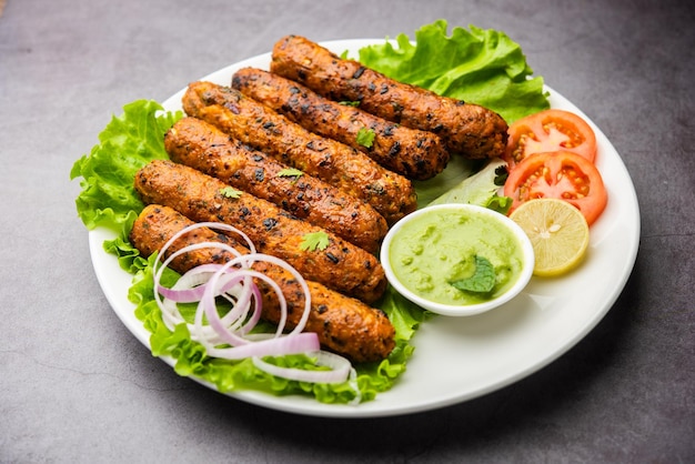 Seekh Kabab gemaakt met gehakt kip of schapenvlees keema, geserveerd met groene chutney en salade