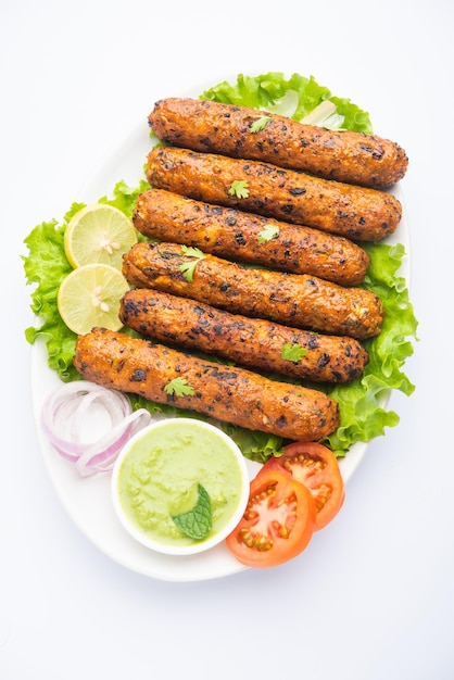 Seekh Kabab gemaakt met gehakt kip of schapenvlees keema, geserveerd met groene chutney en salade